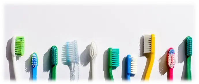 ⭐ آیا مسواک سفت واقعاً بهتر است؟ | خطرات مسواک سفت برای مینای دندان و لثهها